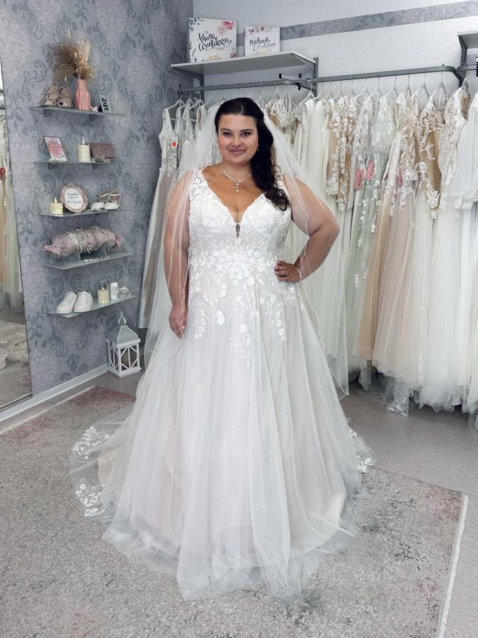 Currvybautkleid mit schmalen Trägern von Jarice Bridal