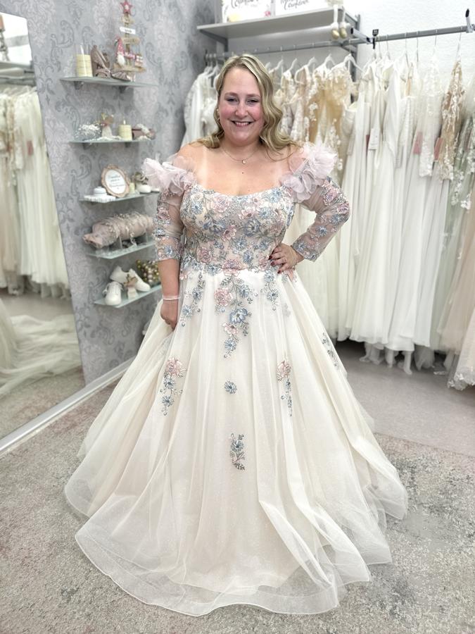 Brautkleid große Größe mit farbiger Spitze und Ärmeln