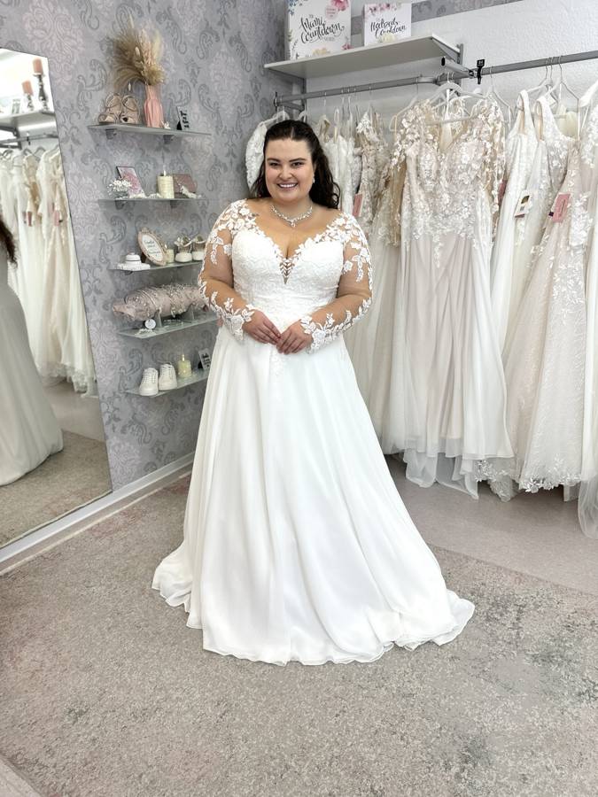 Schlichtes Curvy Brautkleid mit langen Ärmeln und elegantem Schnitt für große Größe