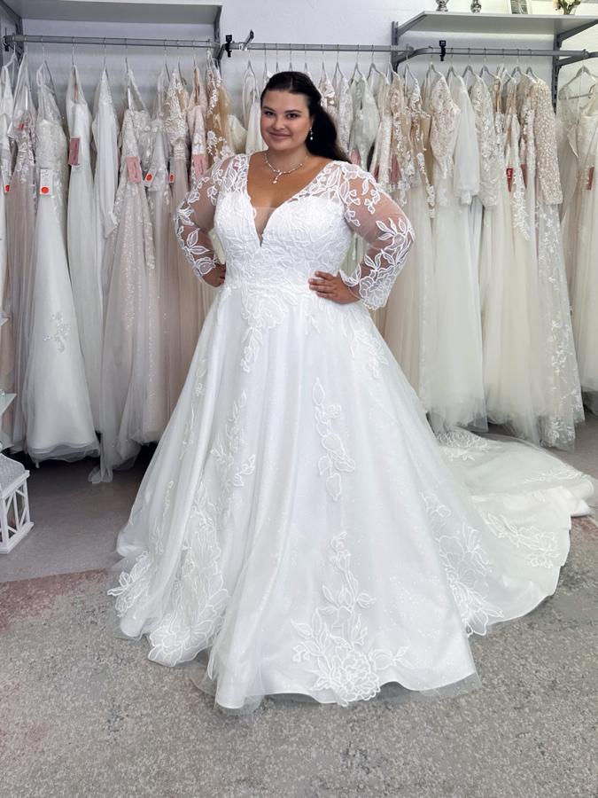 Curvybrautkleid mit langen Ärmeln und Taschen.