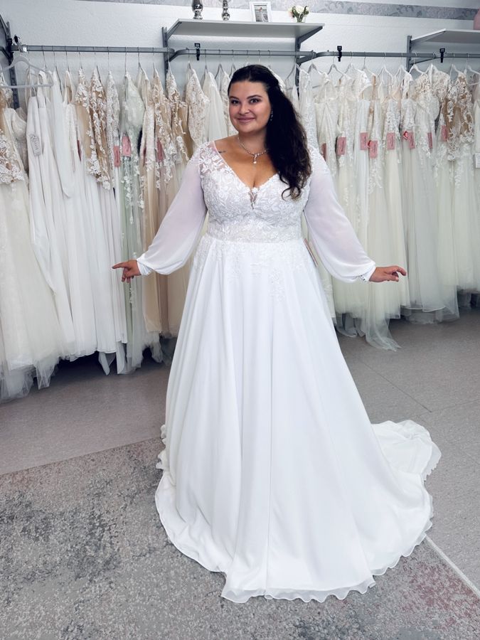 Brautkleid Gr. 54 mit langen Ärmeln.
