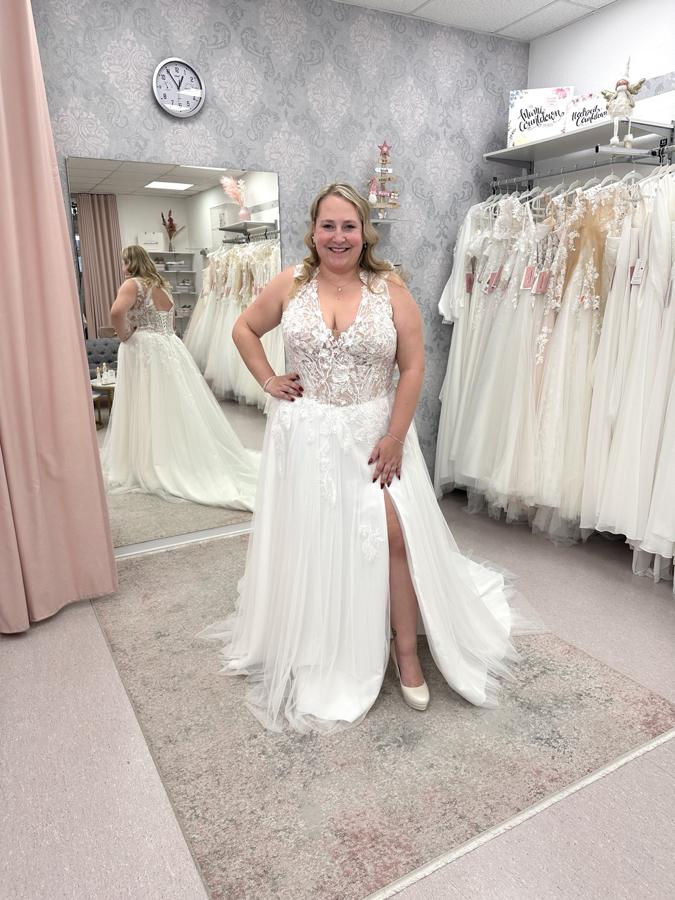 Curvybrautleid, raffiniert mit Schlitz und V-Ausschnitt