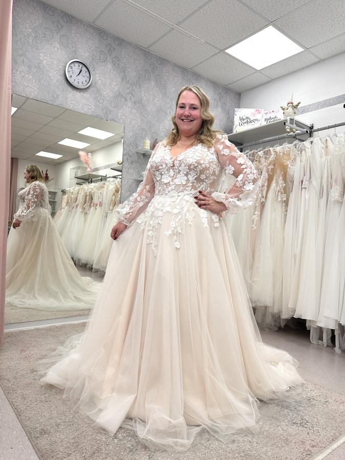Curvybrautkleid mit Puffärmeln aus blumiger spitze