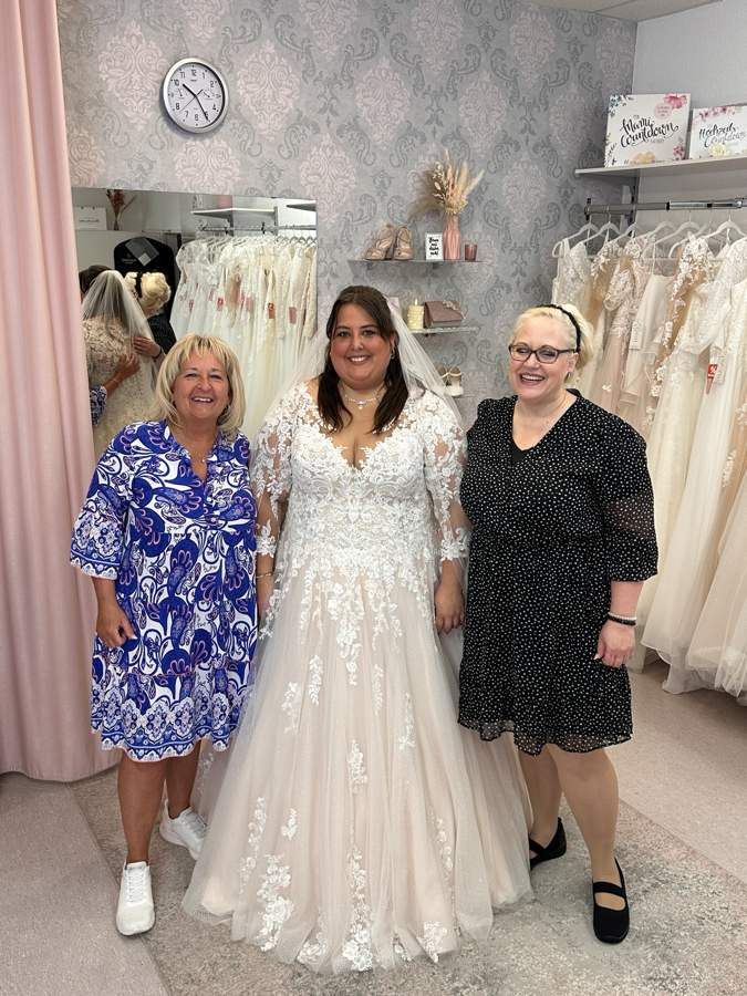Glückliche Curvybraut mit Gr. 58 bei Biancas Brautmoden