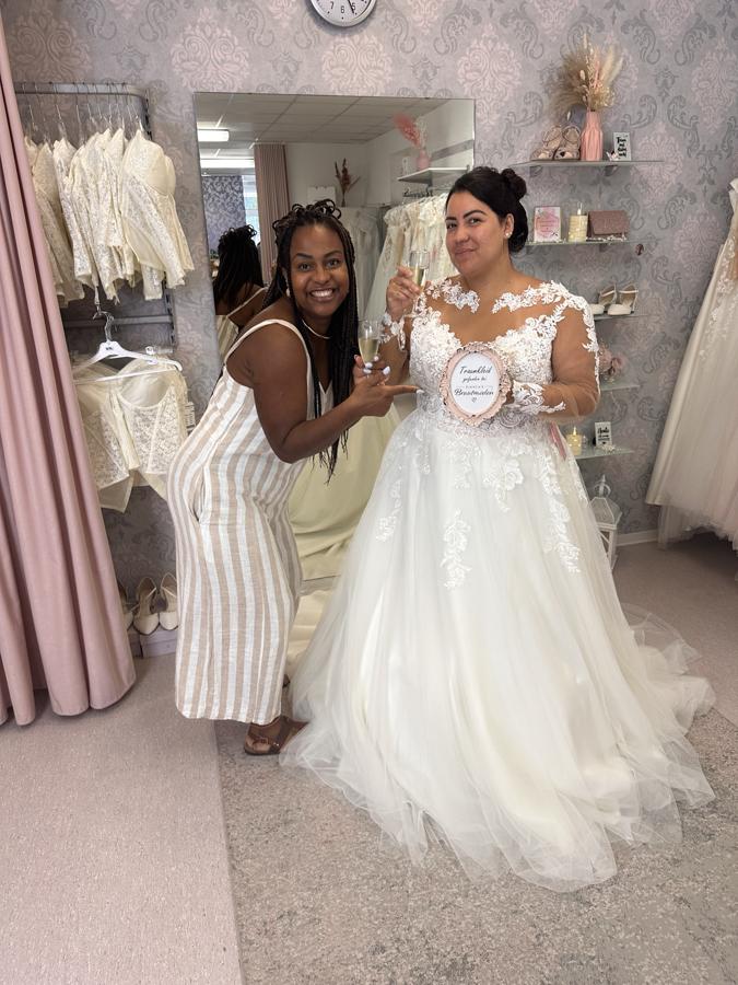 Realbride in ihrem Brautkleid in großer Größe bei Biancas Brautmoden