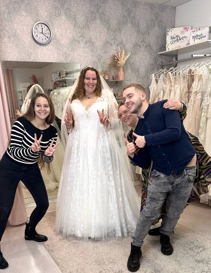 Echte Curvybaut beim Abholen ihres Brautkleides bei Biancas Brautmoden