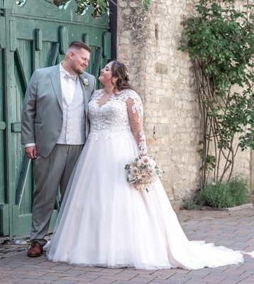 Brautpaar, beide mit großer Größe im Brautkleid und Anzug grün