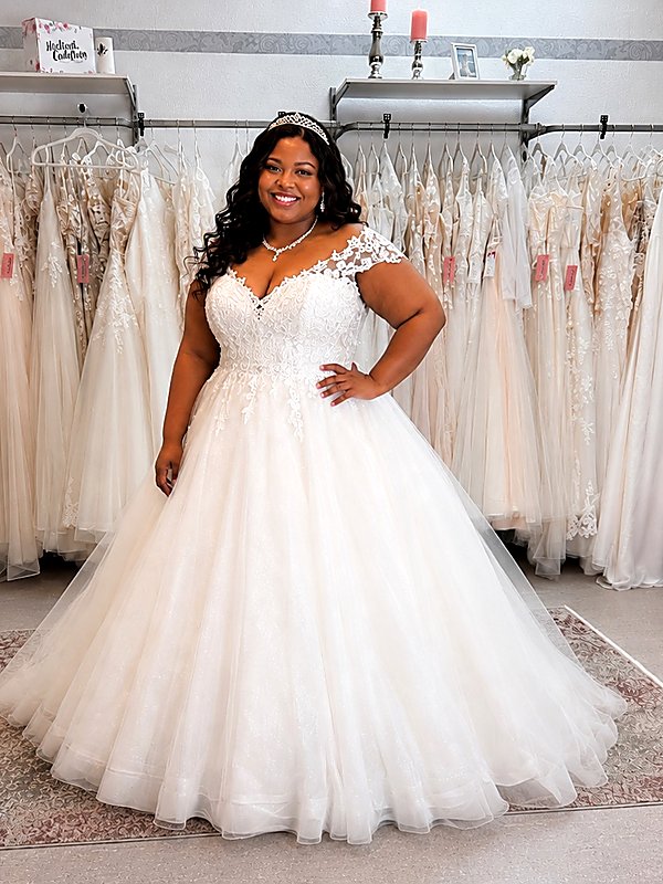 Curvybraut in einem romantischen Prinzessinnen Brautkleid mit Spitze, Glitzertüll und weiter A-Linie in großer Größe.