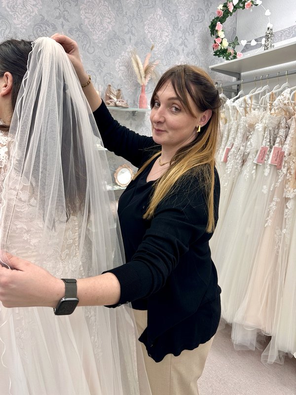 Janine - Mitarbeiterin von Biancas Brautmoden im Verkauf von Brautmode
