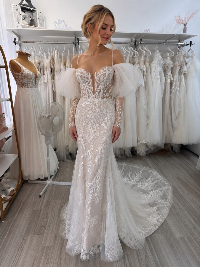 Raffiniertes Brautkleid Fit and Flare mit Stäbchenoptik und langen, abnehmbaren Ärmeln