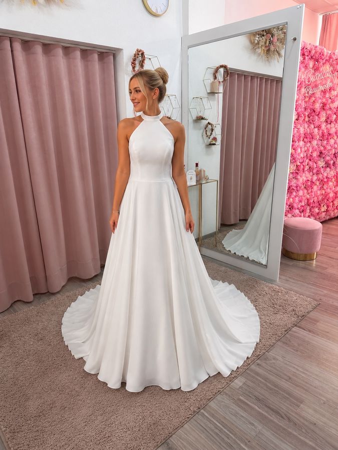 Schlichtes Brautkleid mit Neckholder-Ausschnitt und fließendem Rock bei Bianca's Brautmoden in Bad Kreuznach
