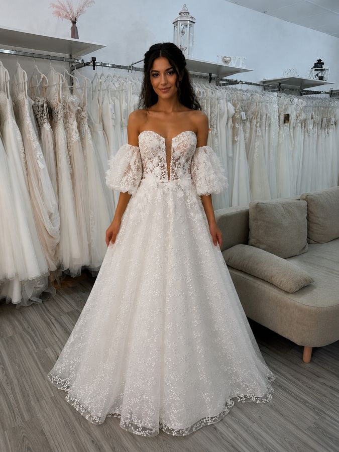 Zarte Braut in einem Brautkleid in leichter A-Linie aus Blumenstickerei, 3D-Blumen optik und raffinierten Armstulpen