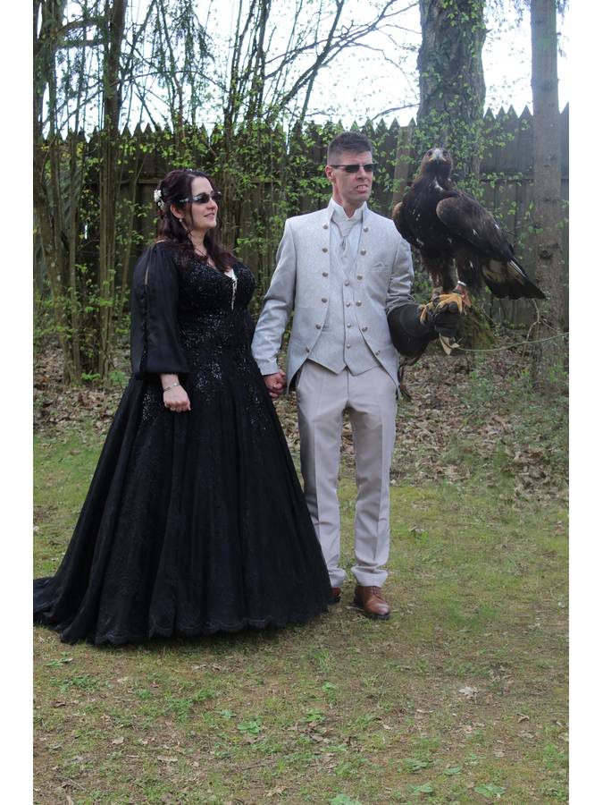 Brautpaar schwarzes Brautkleid curvy