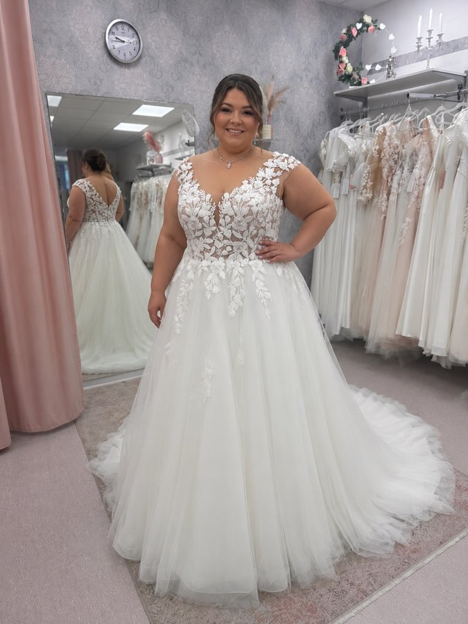 Curvy Braut im romantischen A-Linien Brautkleid mit floraler Spitze und breiten Trägern bei Bianca's Brautmoden Bad Kreuznach