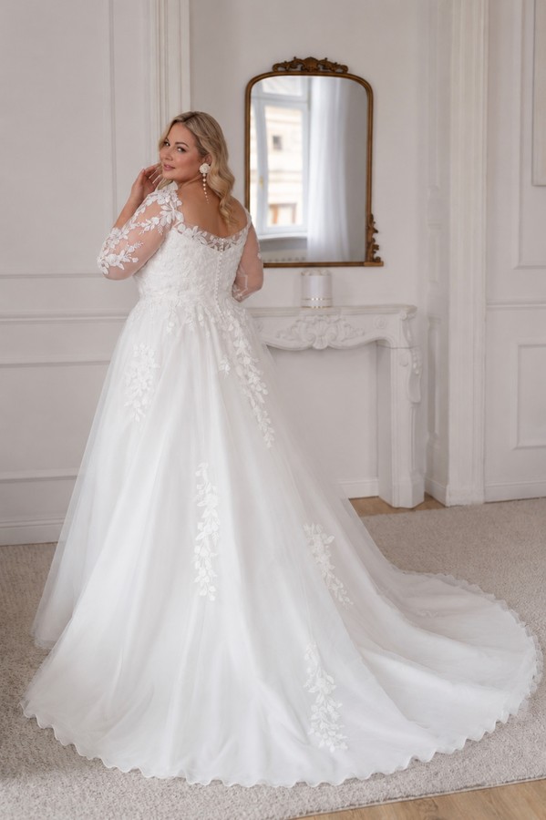 Curvy Brautkleid in A-Linie mit langer Schleppe, transparenten Spitzenärmeln und floralen Applikationen aus der Kollektion 2027 bei Bianca's Brautmoden Bad Kreuznach