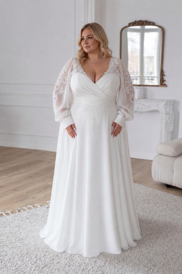 Schlichtes Curvy Brautkleid mit langen Spitzenärmeln und fließendem Chiffonrock aus der Kollektion 2027 bei Bianca's Brautmoden Bad Kreuznach