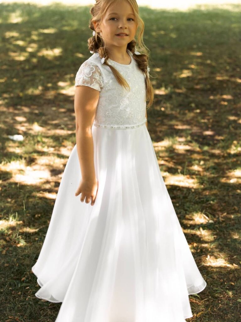 Schlichtes Kommunionkleid aus Chiffon mit floraler Spitze und kurzen Ärmeln – Bianca's Brautmoden Bad Kreuznach