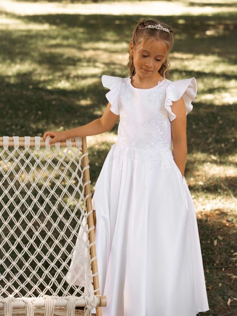 Modernes Kommunionkleid mit auffälligen Volantärmeln und floraler Spitze – Bianca's Brautmoden Bad Kreuznach