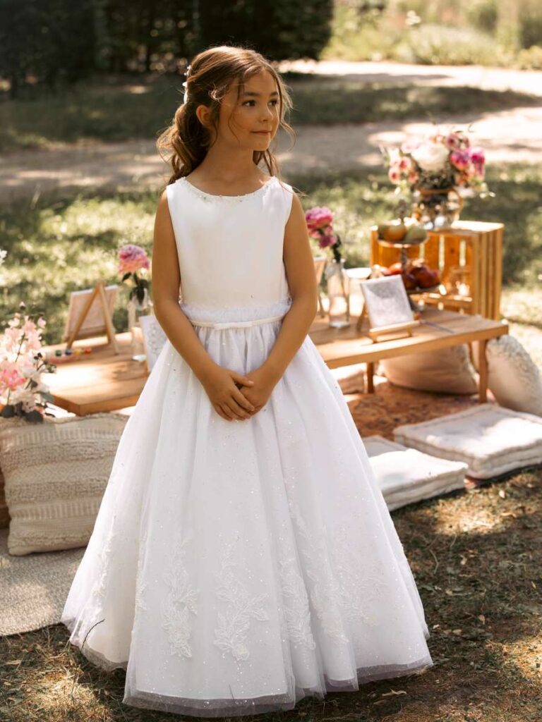 Romantisches Kommunionkleid mit glitzerndem Tüllrock und floraler Spitze für die Erstkommunion – Bianca's Brautmoden Bad Kreuznach