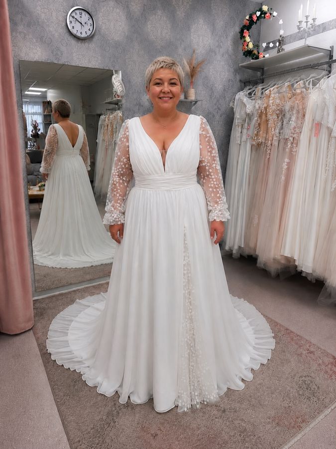 Schlichtes Curvy Brautkleid mit langen transparenten Ärmeln und fließendem Chiffonrock bei Bianca's Brautmoden Bad Kreuznach
