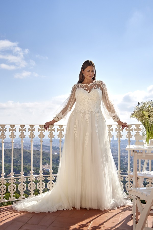 Romantisches Curvy Brautkleid in A-Linie mit langen Ärmeln und floraler Spitze aus der Kollektion 2027 bei Bianca's Brautmoden Bad Kreuznach