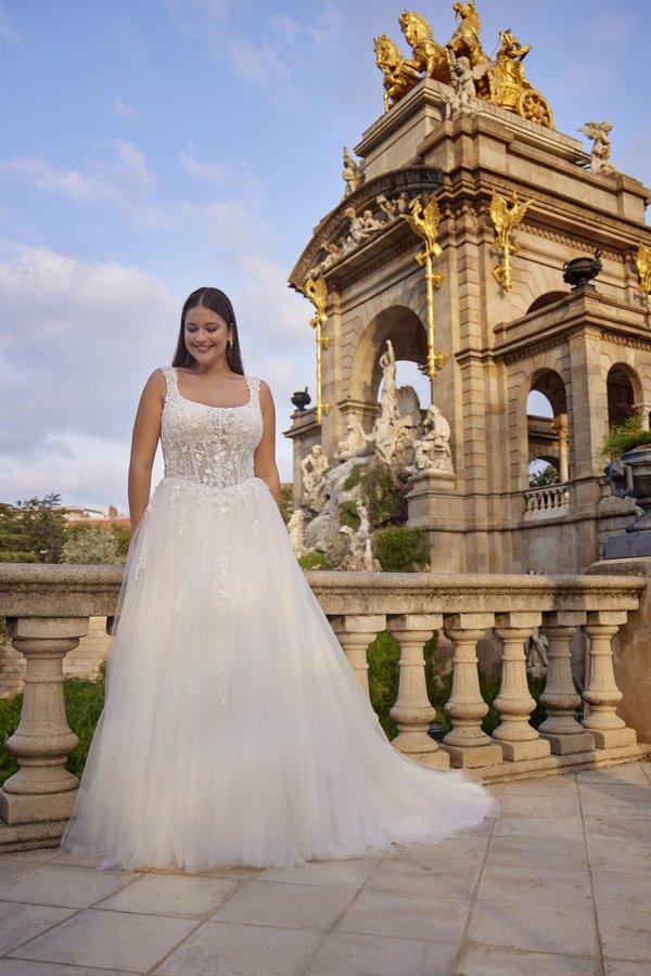 Curvy Brautkleid in A-Linie mit breiten Spitzenträgern und Tüllrock aus der Kollektion 2027 bei Bianca's Brautmoden Bad Kreuznach