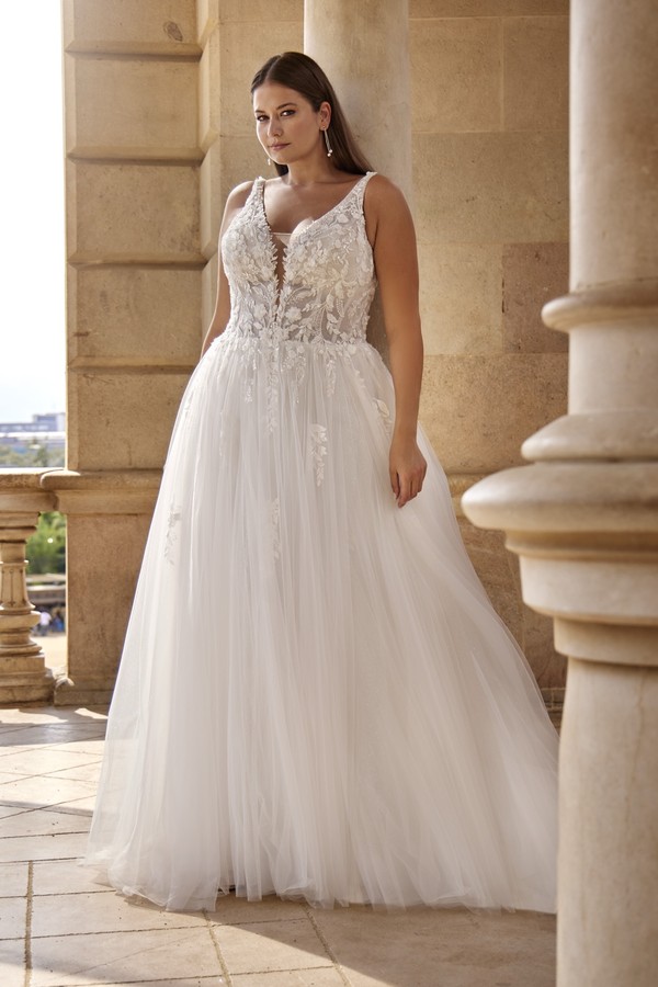 Curvy Brautkleid in A-Linie mit V-Ausschnitt, floraler Spitze und Tüllrock aus der Kollektion 2027 bei Bianca's Brautmoden Bad Kreuznach