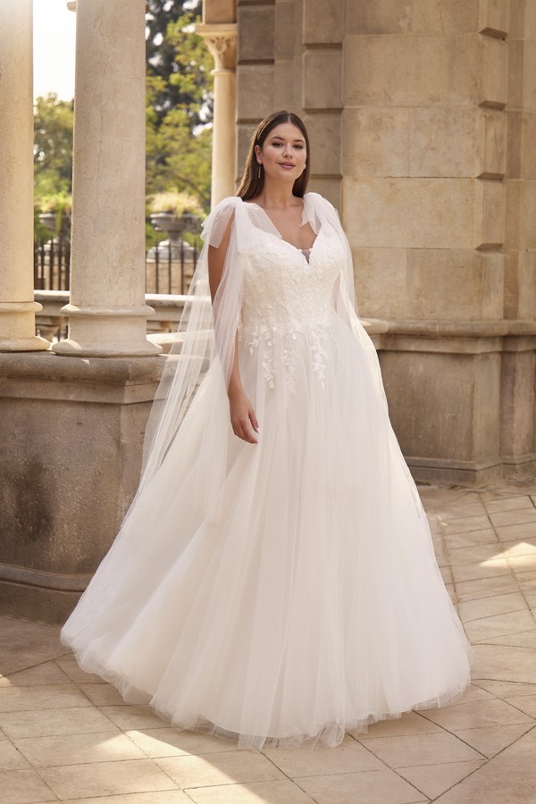 Curvy Brautkleid in A-Linie mit Tüllschleifen an den Schultern und fließendem Tüllrock aus der Kollektion 2027 bei Bianca's Brautmoden Bad Kreuznach