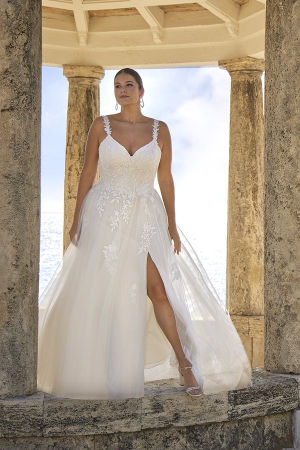 Curvy Brautkleid in A-Linie mit Beinschlitz, floraler Spitze und Spaghettiträgern aus der Kollektion 2027 bei Bianca's Brautmoden Bad Kreuznach