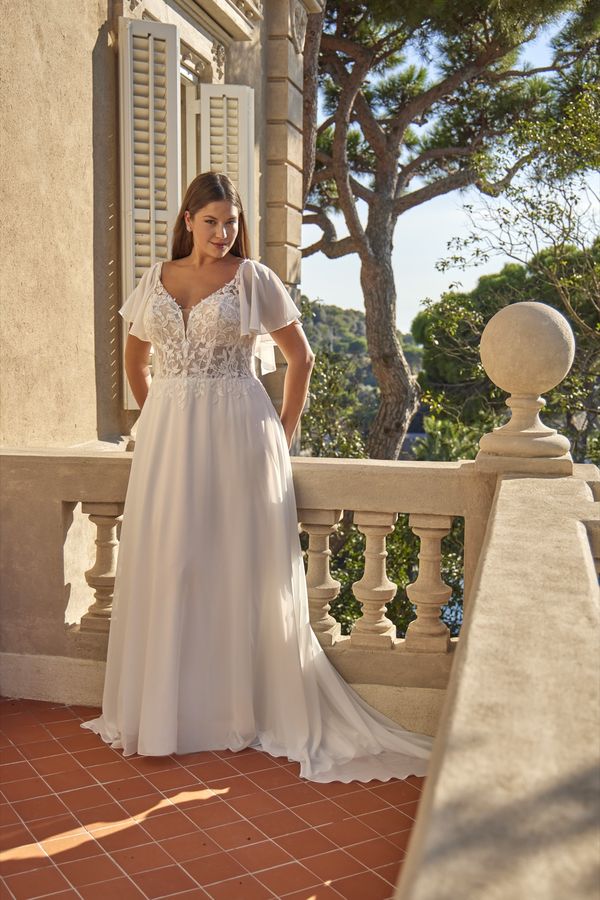 Curvy Brautkleid in A-Linie mit Chiffonärmeln und fließendem Chiffonrock aus der Kollektion 2027 bei Bianca's Brautmoden Bad Kreuznach