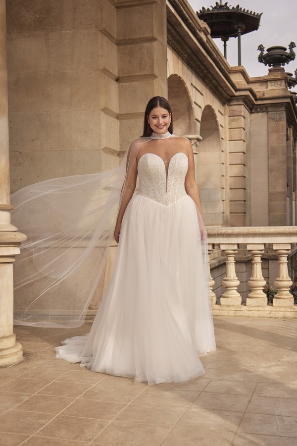 Curvybrautkleid mit Corsage und perlenbesticktes Oberteil. Passend dazu ein Tüllumhang