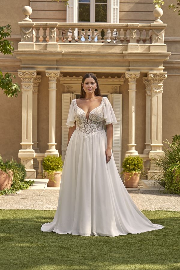 Curvy Brautkleid in A-Linie mit Chiffonärmeln, floraler Spitze und fließendem Chiffonrock aus der Kollektion 2027 bei Bianca's Brautmoden Bad Kreuznach