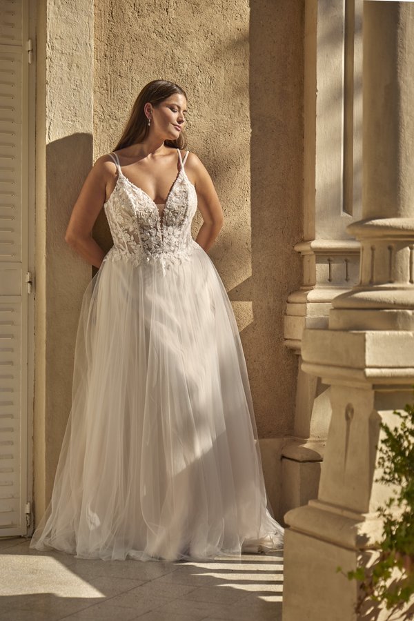 Curvy Brautkleid in A-Linie mit Spaghettiträgern, floraler Spitze und Tüllrock aus der Kollektion 2027 bei Bianca's Brautmoden Bad Kreuznach