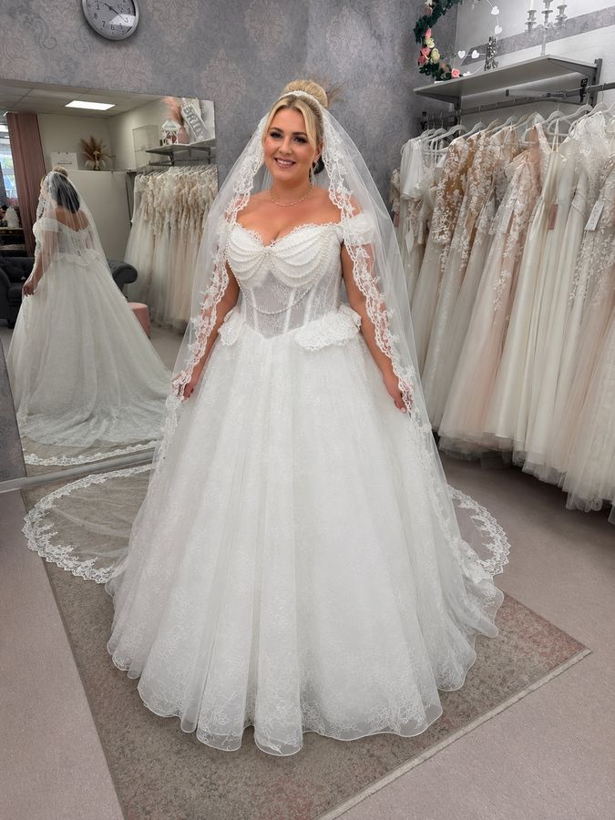 curvybrautkleid spitze Biancas Brautmoden