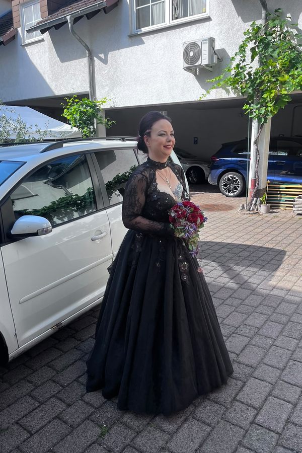 Braut in einem schwarzen Brautkleid, das ein wenig wie Ghotic Style aussieht